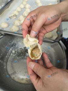 現(xiàn)場給客戶做灌湯包，效果滿意！
